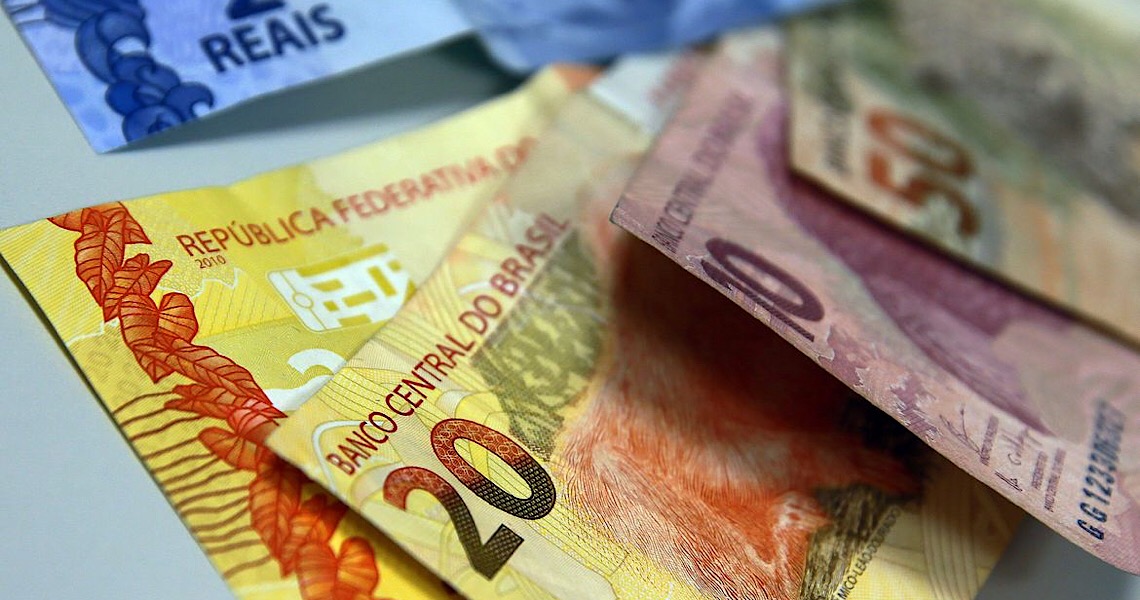 A surra do real. O real despencou frente ao dólar 41% e ao euro 47,6%