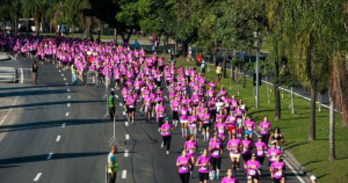 Outubro Rosa: Marca esportiva vai doar 10 reais a cada top vendido