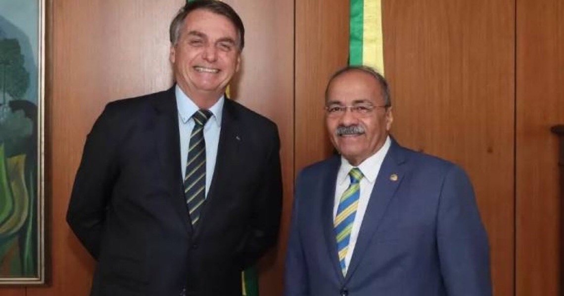 A união estável de Bolsonaro com o senador que tinha dinheiro “nos fundos”