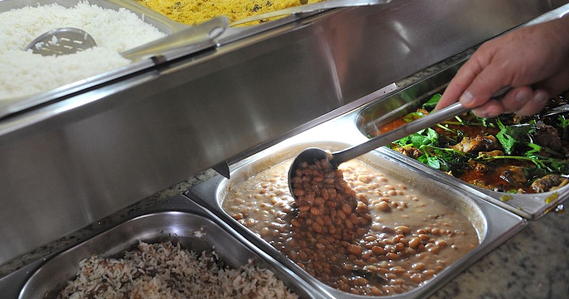Famílias mais pobres destinam 26% da renda para compra de alimentos