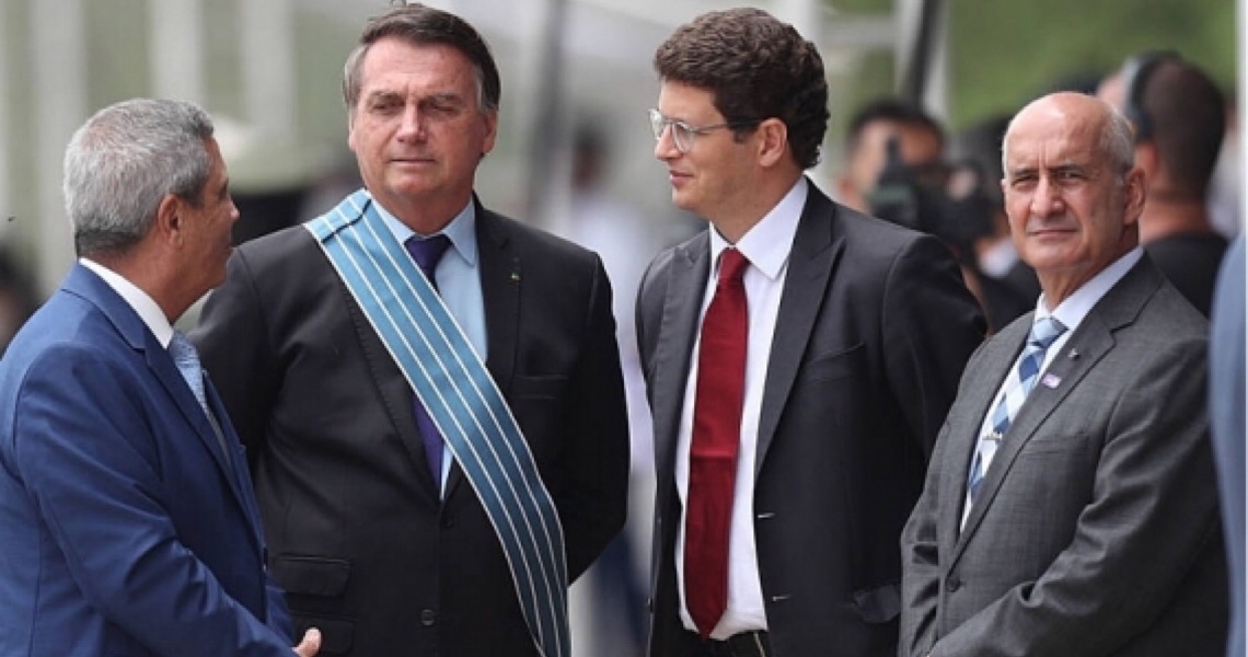 Bolsonaro dirige um governo que entra em combustão espontânea entre seus próprios integrantes
