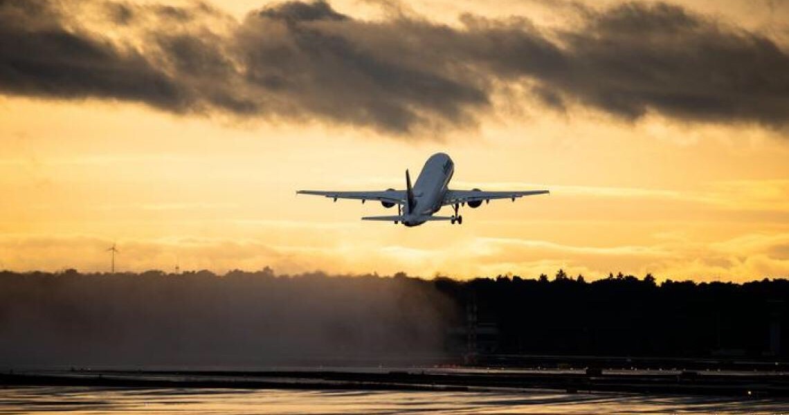 Voo de sete horas resulta em 59 infecções pelo novo coronavírus