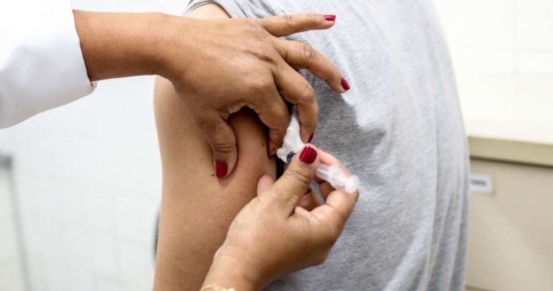 É enganoso dizer que expor a população ao vírus é melhor para acabar com pandemia do que vacinação