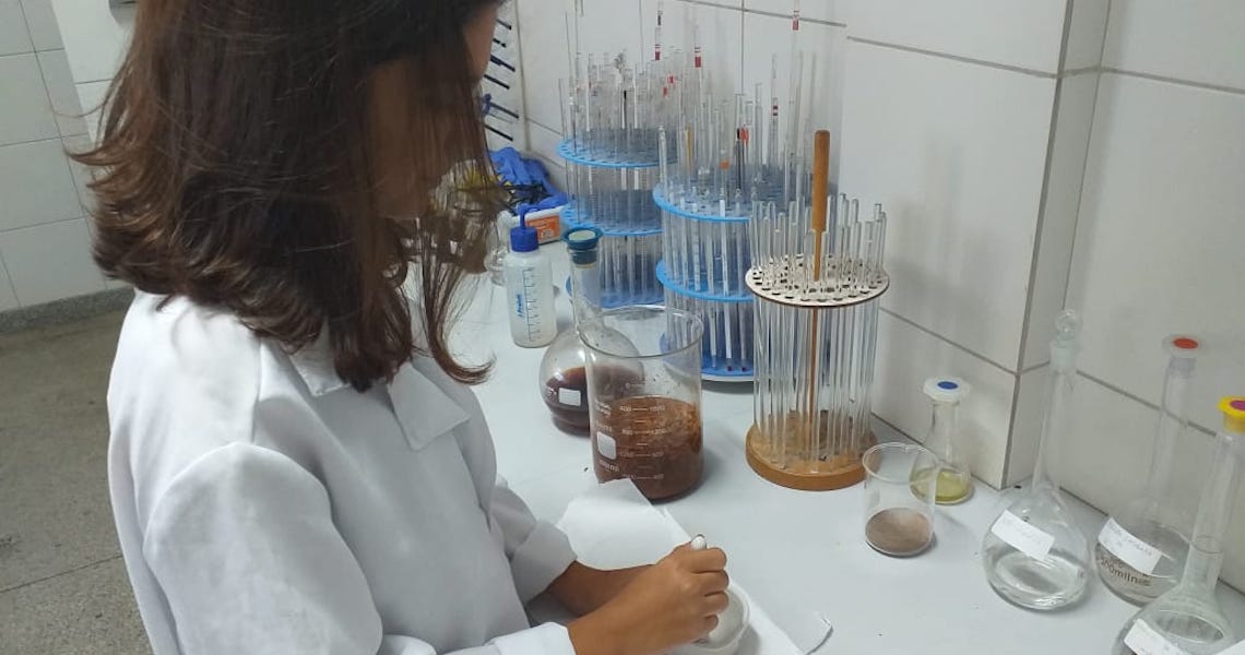 Estudante de 17 anos cria prótese dentária com casca de ovo como matéria-prima