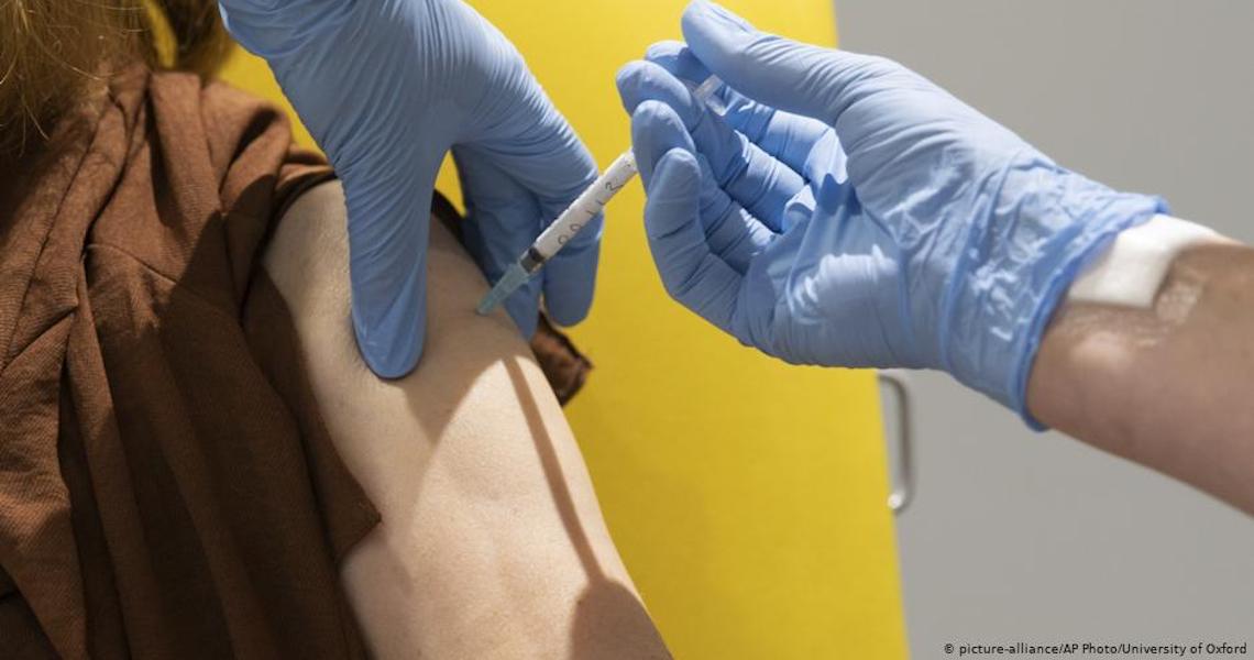 Vacina de Oxford produz resposta imunológica "encorajadora" em idosos