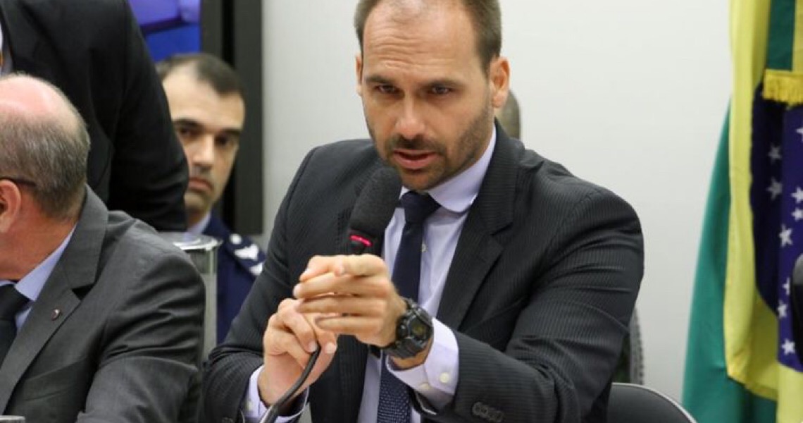 Mulher de Eduardo Bolsonaro diz que movimento antivacina é “coisa de retardado”