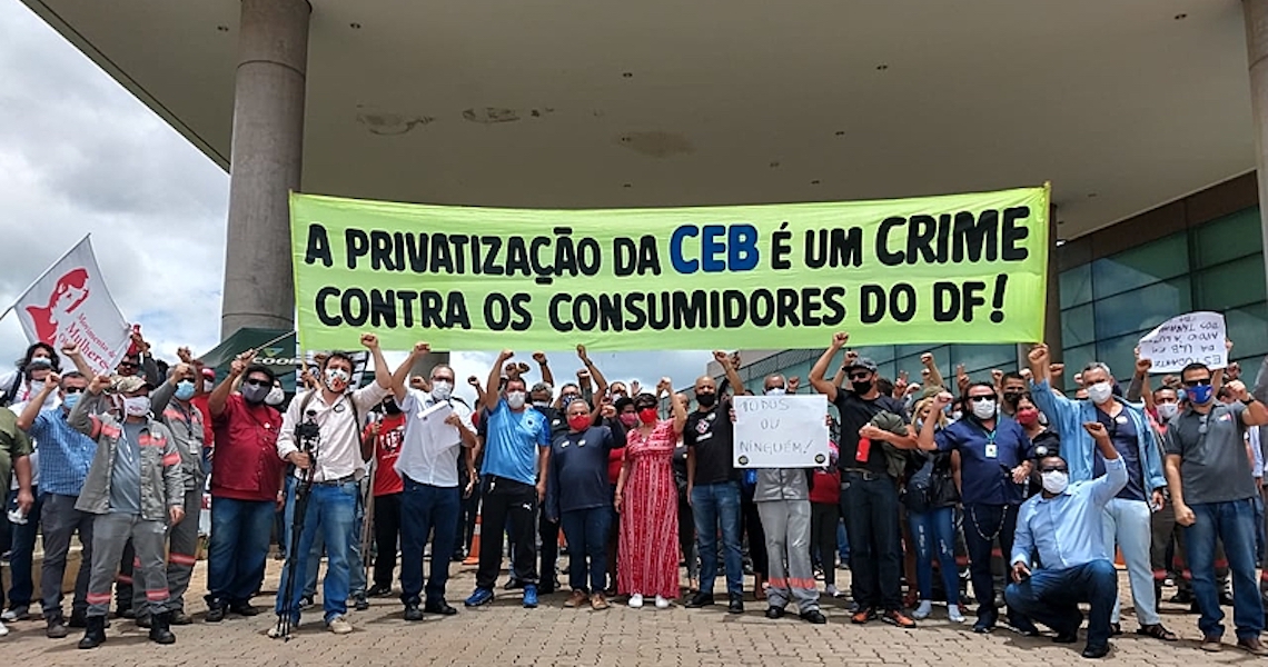Trabalhadores e parlamentares protestam contra a privatização da energia em Brasília