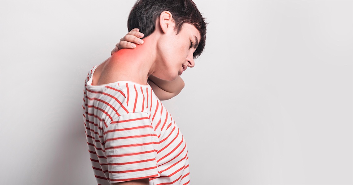 Estalar o pescoço e massagem incorreta na coluna podem provocar desde leves lesões até AVC