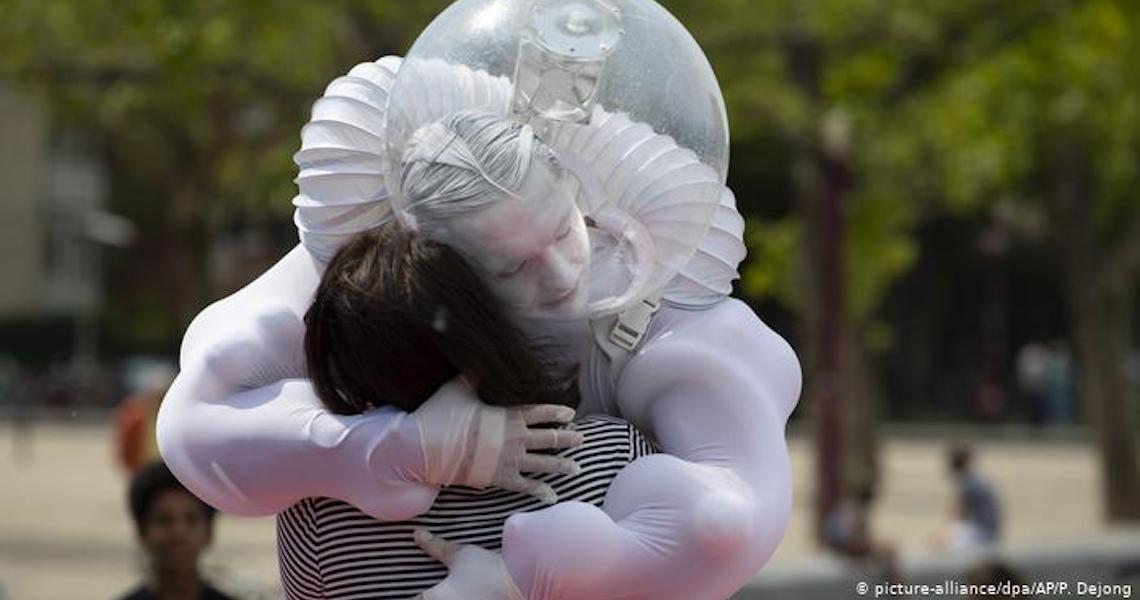 Por que o ser humano precisa de contato físico?