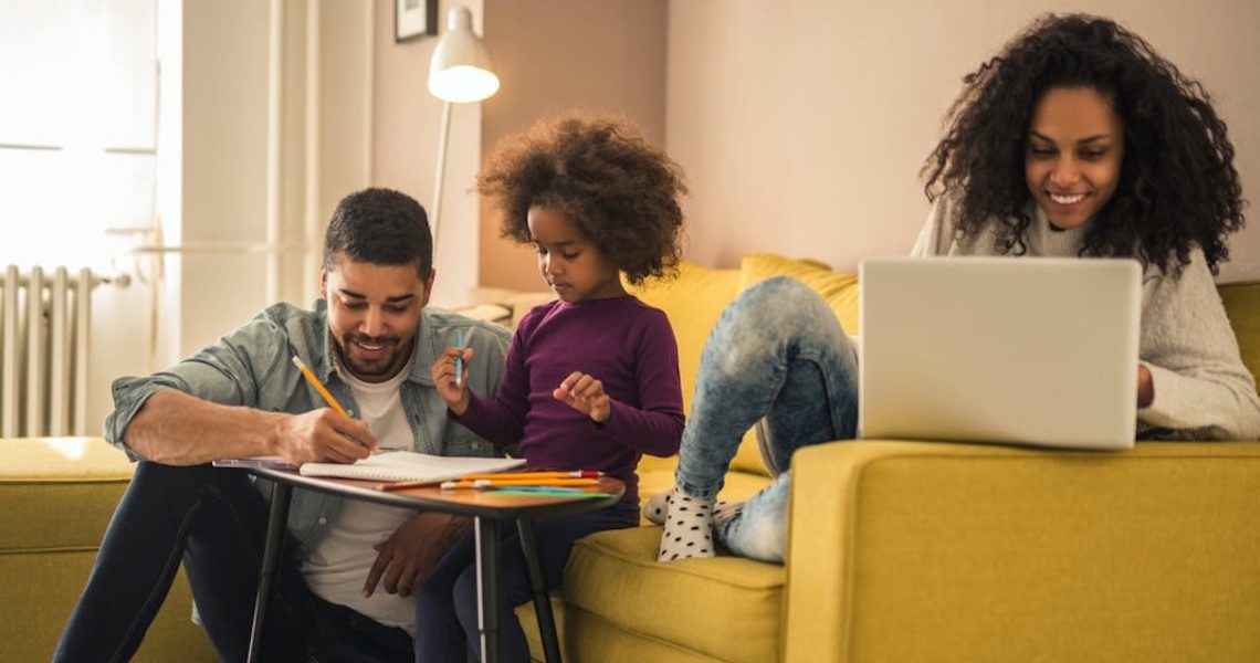 Adolescentes driblam tédio e rotina restrita