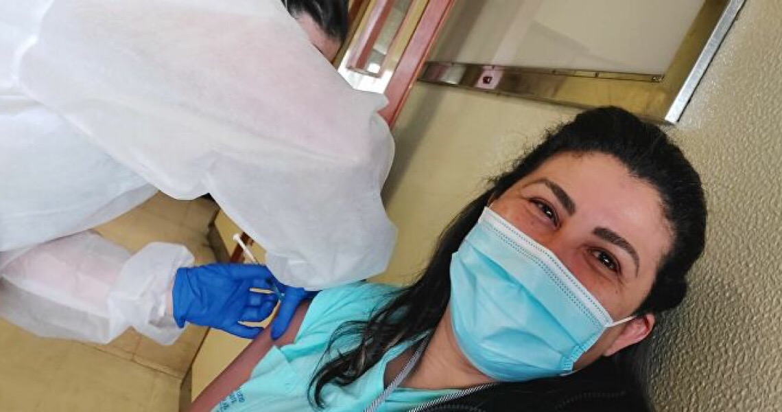 Auxiliar de enfermagem brasileira está entre primeiras pessoas vacinadas contra covid--19 em Portugal