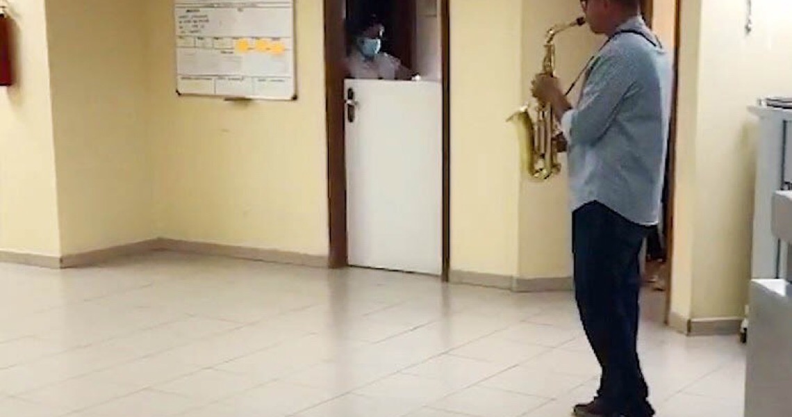Filho toca saxofone para pai internado com Covid-19