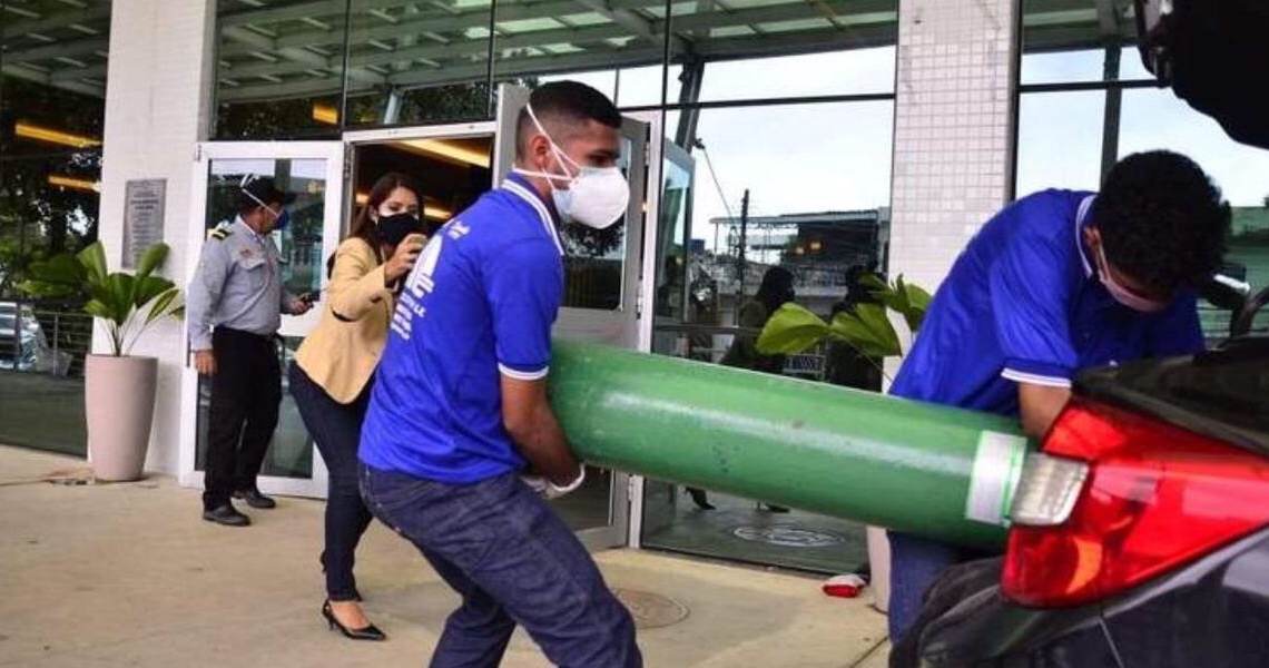 Sem leitos públicos, população de Manaus improvisa tratamento contra covid em casa
