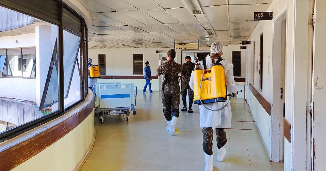 Militares do Exército sanitizam áreas de circulação do Hran
