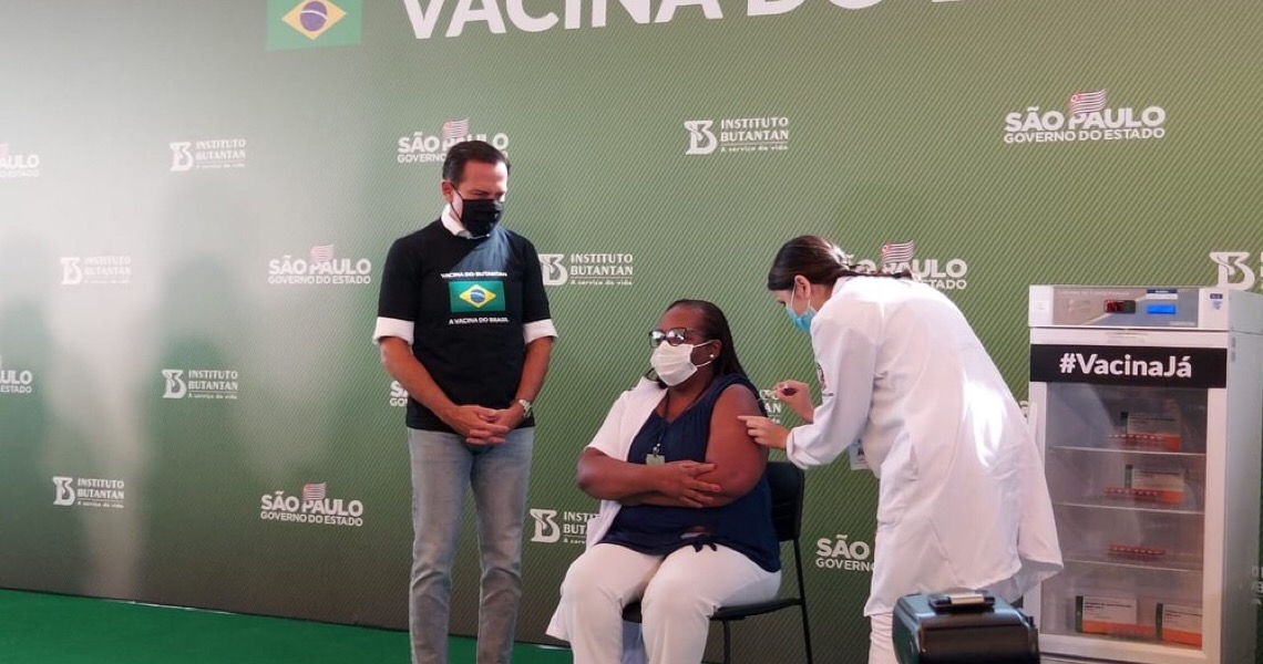 Após aprovação da Anvisa, governo de SP aplica 1ª dose da CoronaVac antes do início do plano nacional de vacinação