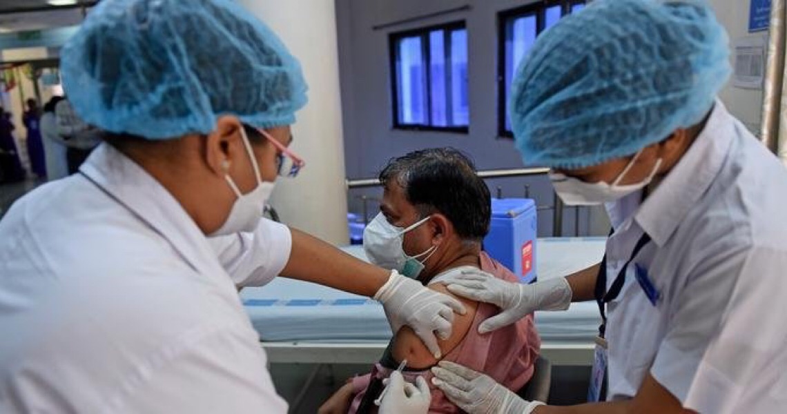 Por que a Índia vai doar doses de vacinas para seus vizinhos antes de vender para o Brasil?