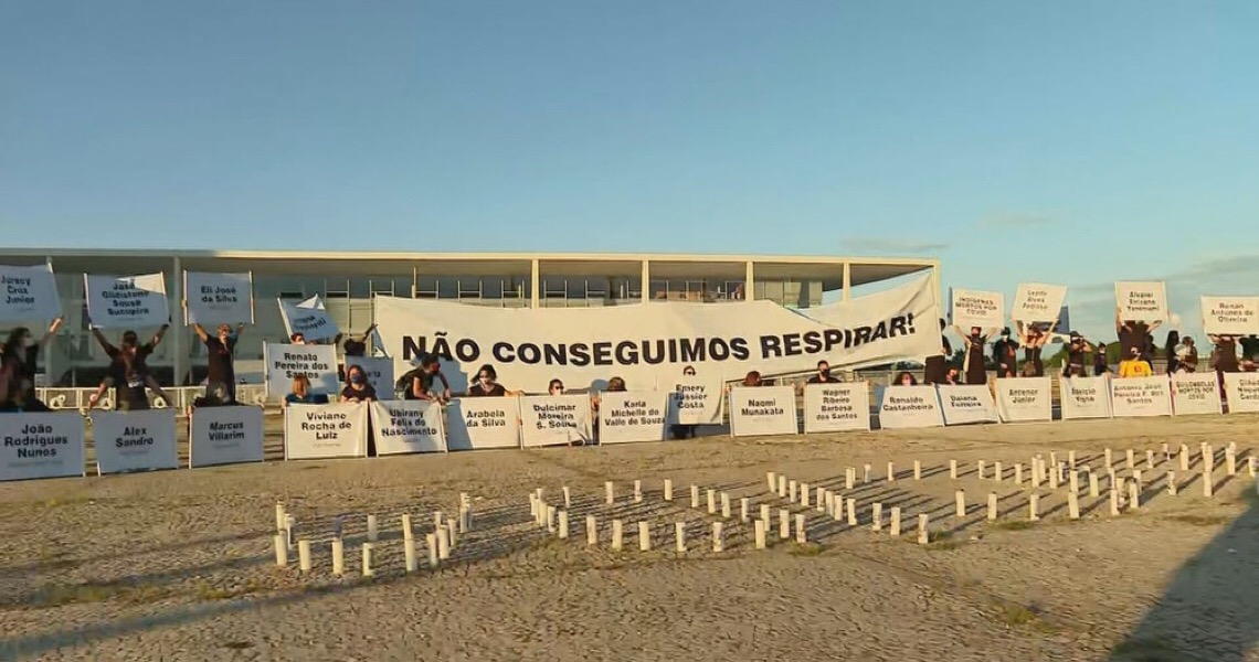 Parentes de vítimas da Covid-19 fazem manifestação em frente ao Palácio do Planalto, em Brasília