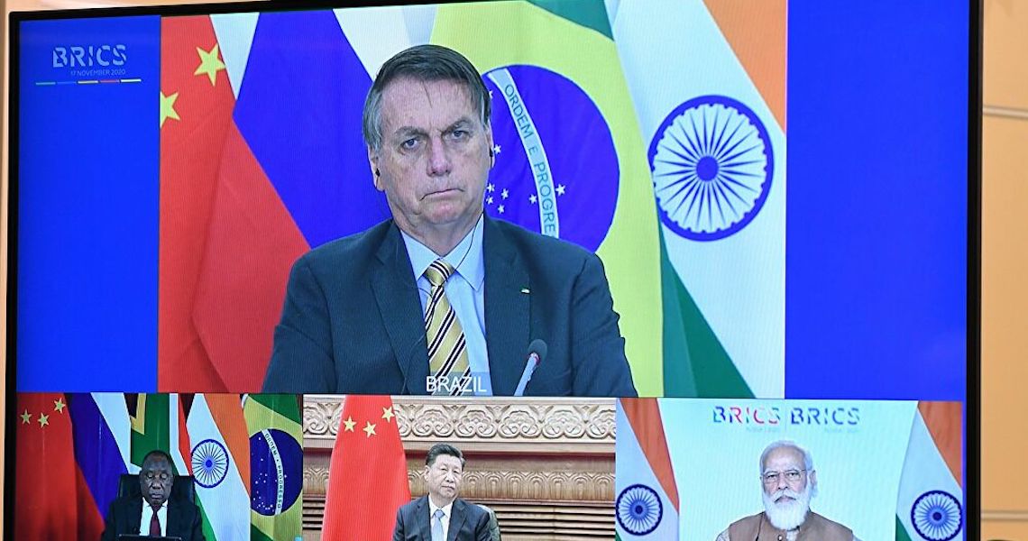 Atraso nas vacinas: 'Brasil paga preço por escolhas diplomáticas', diz especialista no BRICS