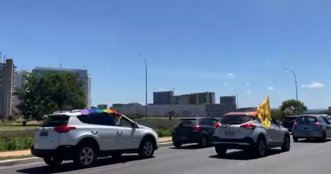 Manifestantes fazem carreata pró-impeachment de Bolsonaro em Brasília