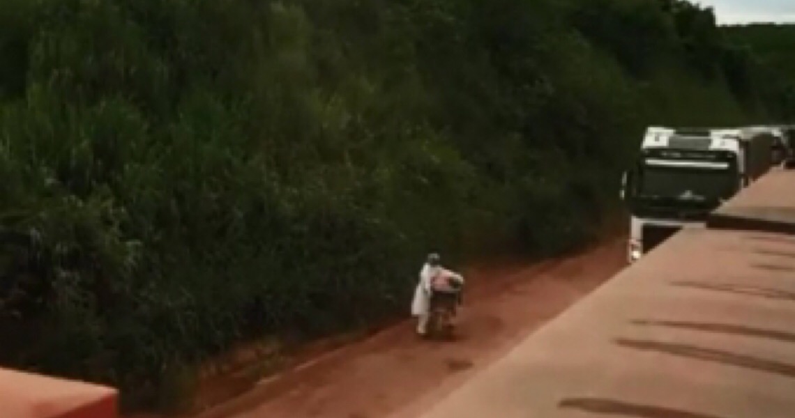 Paciente é empurrado por enfermeiro em maca na Transamazônica bloqueada por carretas