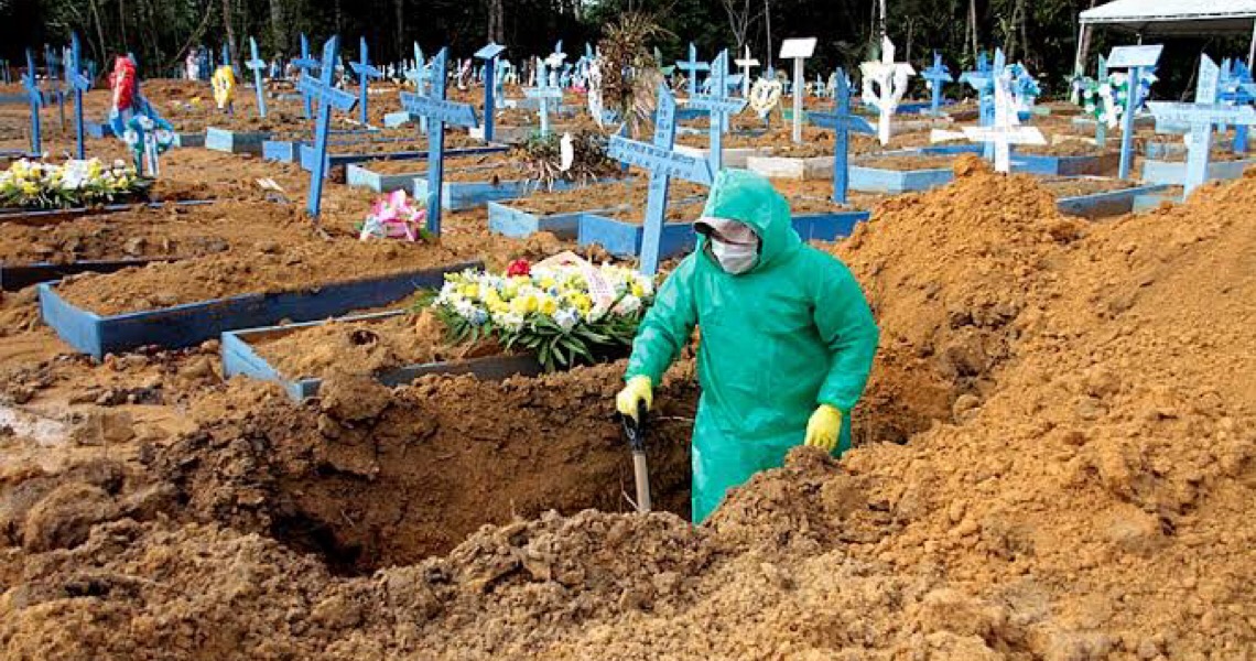 Brasil registra pior média de mortes da pandemia: 1.105 óbitos diários