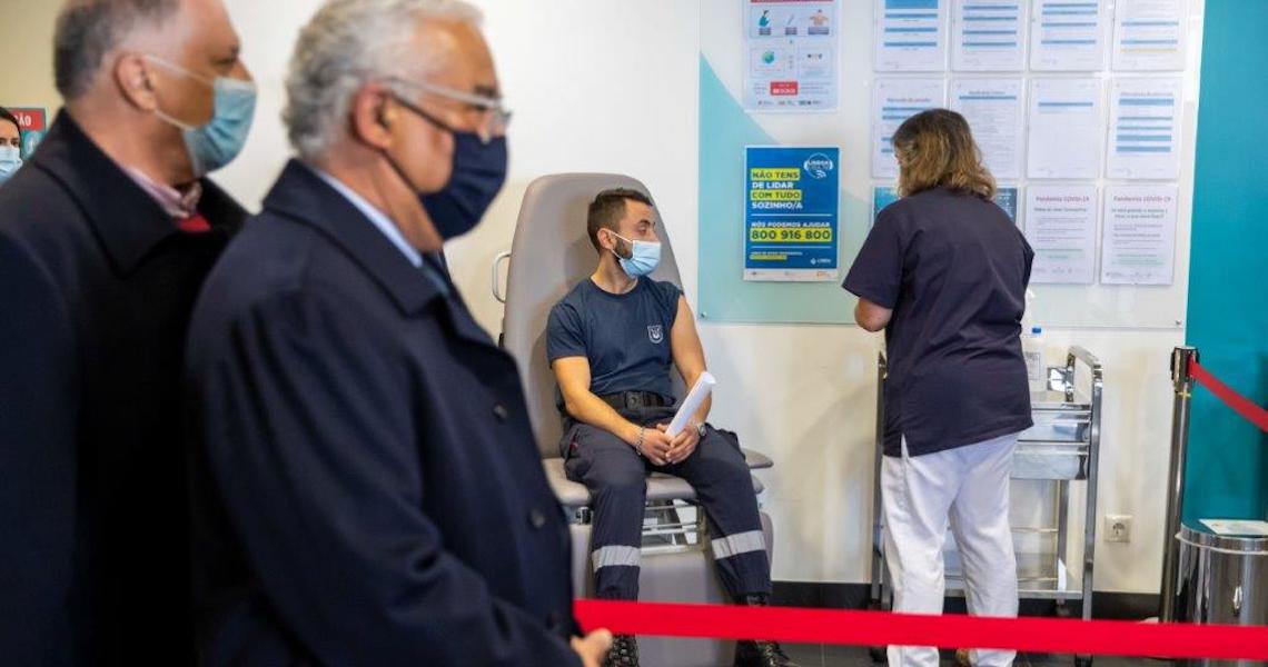 Primeiro-ministro de Portugal acompanha vacinação das forças de segurança e dos bombeiros
