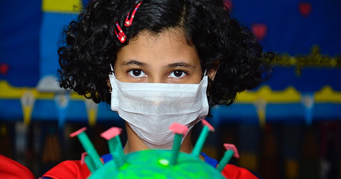 Internações de crianças com covid-19 crescem após volta às aulas