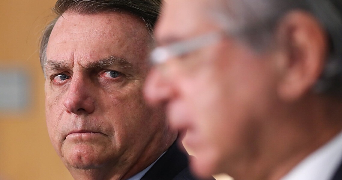 Após colocar general na Petrobras, Bolsonaro critica democracia e anuncia mais trocas