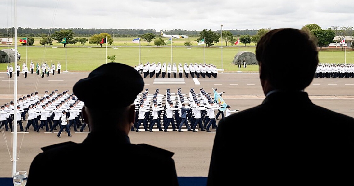Militares deixaram de ser vistos como o lado racional do governo, diz pesquisador