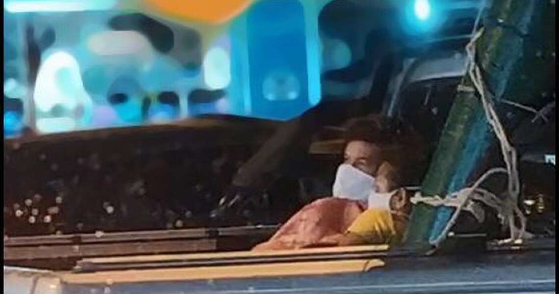 Paciente com Covid-19 é levado na caçamba de carro para hospital em Chapecó