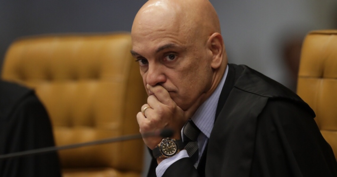 Alexandre pede vista e suspende julgamento sobre imposto zero de Bolsonaro a revólveres e pistolas importados
