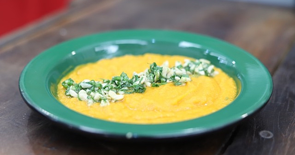 Que tal aproveitar uma sopa fria de cenoura com suco de laranja?