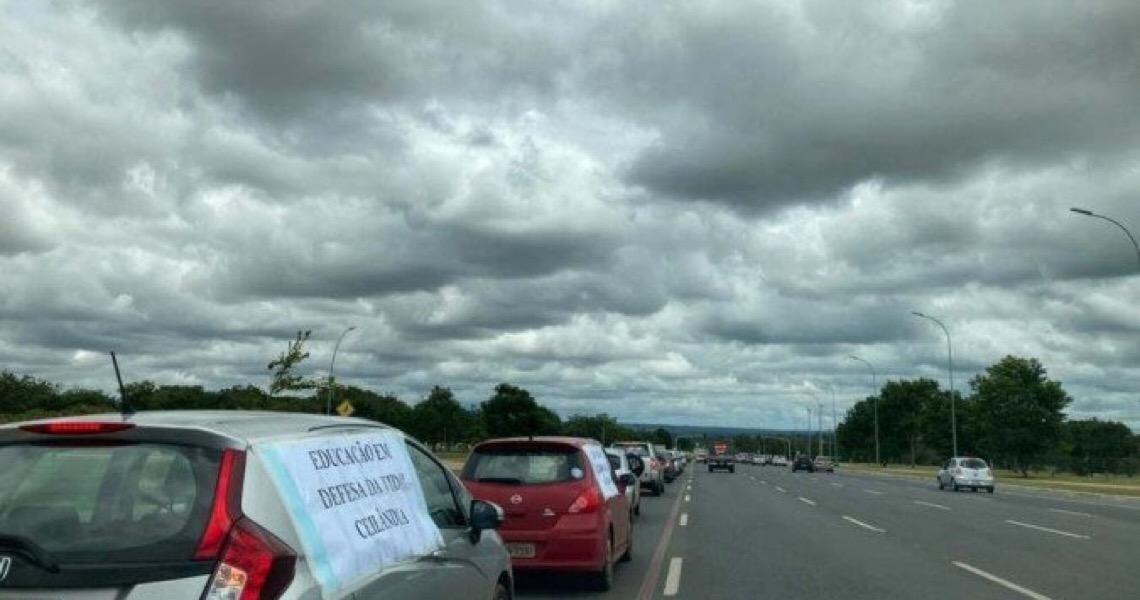 Em carreata, pais e professores defendem ensino remoto no DF