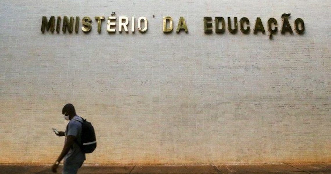 Oposição cobra de Aras investigação sobre ofício do MEC que define manifestação política como 'imoralidade administrativa'