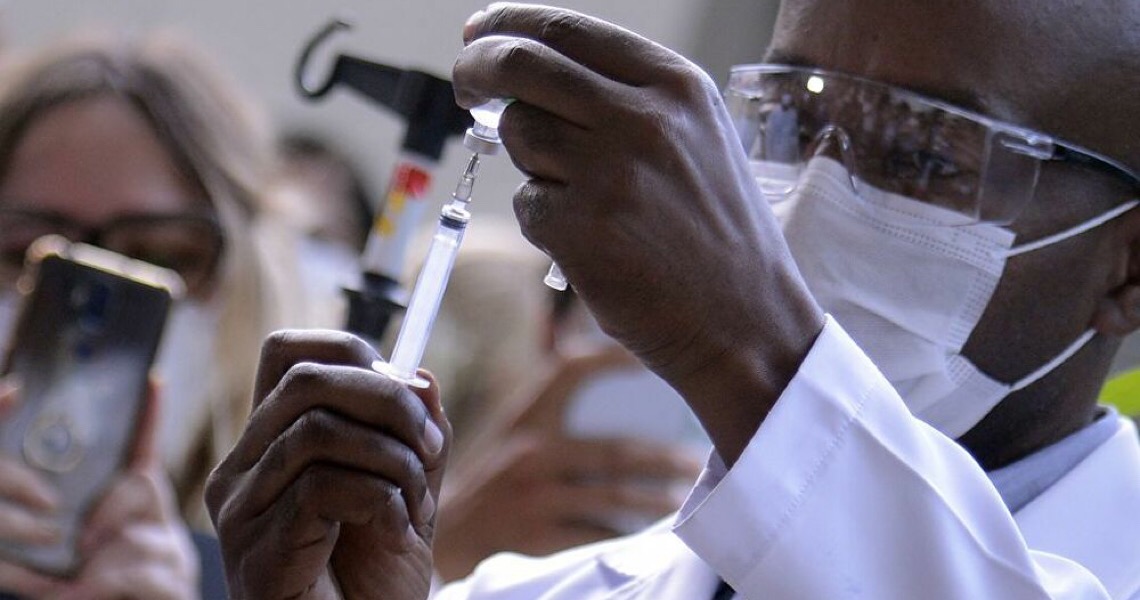 Governo brasileiro diminui em 35% a previsão de doses de vacina contra a Covid para março