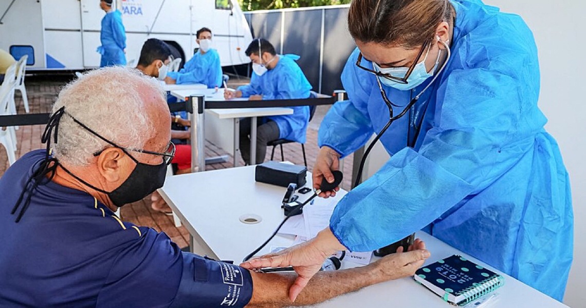 Bolsonaro continua ignorando a presença de cerca de 15 mil médicos brasileiros