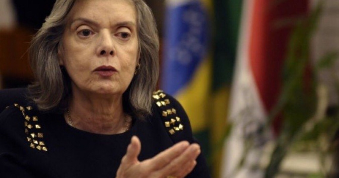 Cármen Lúcia pede que STF julgue queixa-crime contra Bolsonaro por genocídio