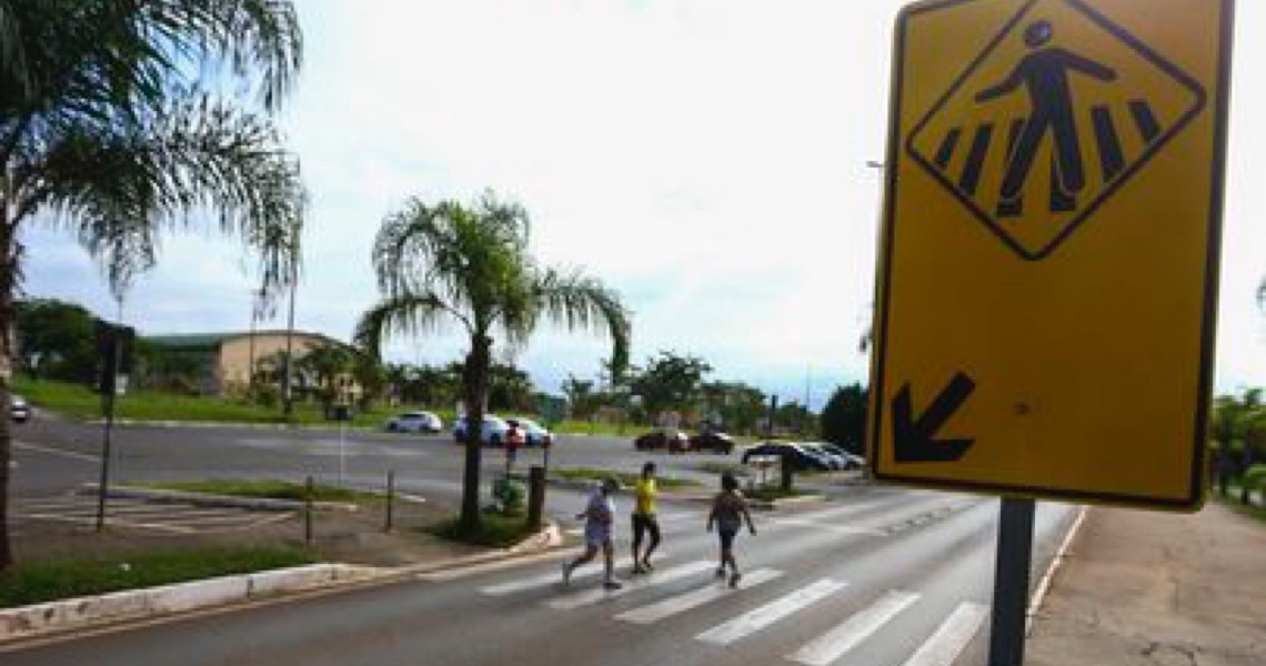 Há 24 anos, pedestres atravessam faixa em Brasília