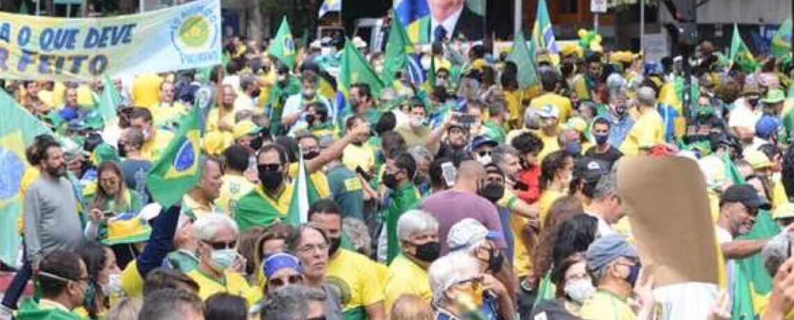 Bolsonaro municia base e milícias para ataque final à democracia