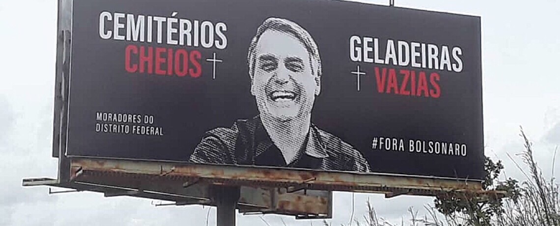 “Cemitérios cheios, geladeira vazias”, denuncia outdoor no Distrito Federal