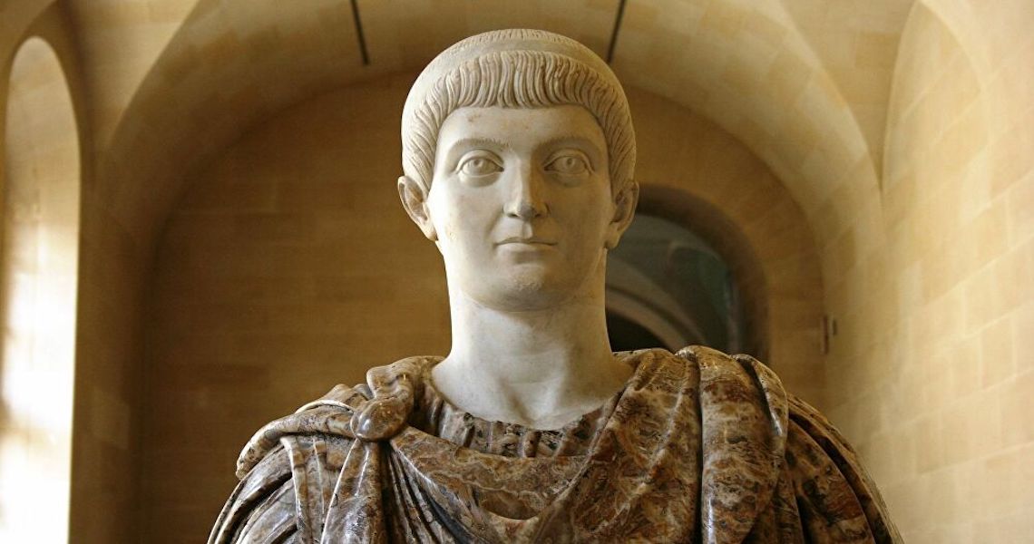 Cabeça de mármore do 1º imperador de Roma é descoberta por acaso