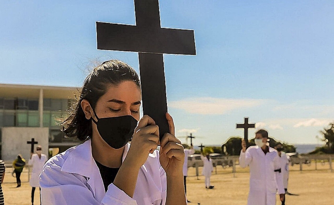 No Dia da Enfermagem, profissionais relatam rotinas exaustivas e baixos salários