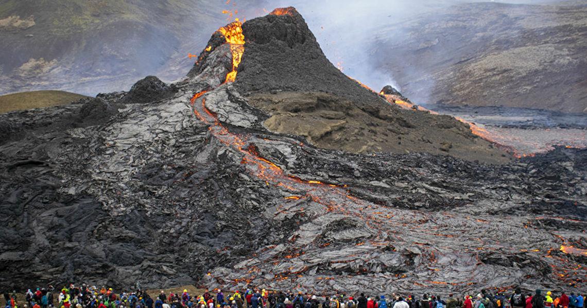 Turismo quente: Vulcão ativo e com erupções 'acessíveis' está à venda na Islândia