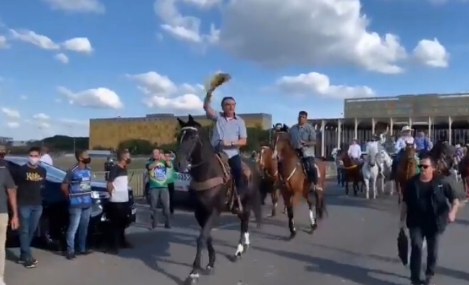 Em vídeo, Bolsonaro chega a cavalo em manifestação de ruralistas e volta a provocar aglomeração