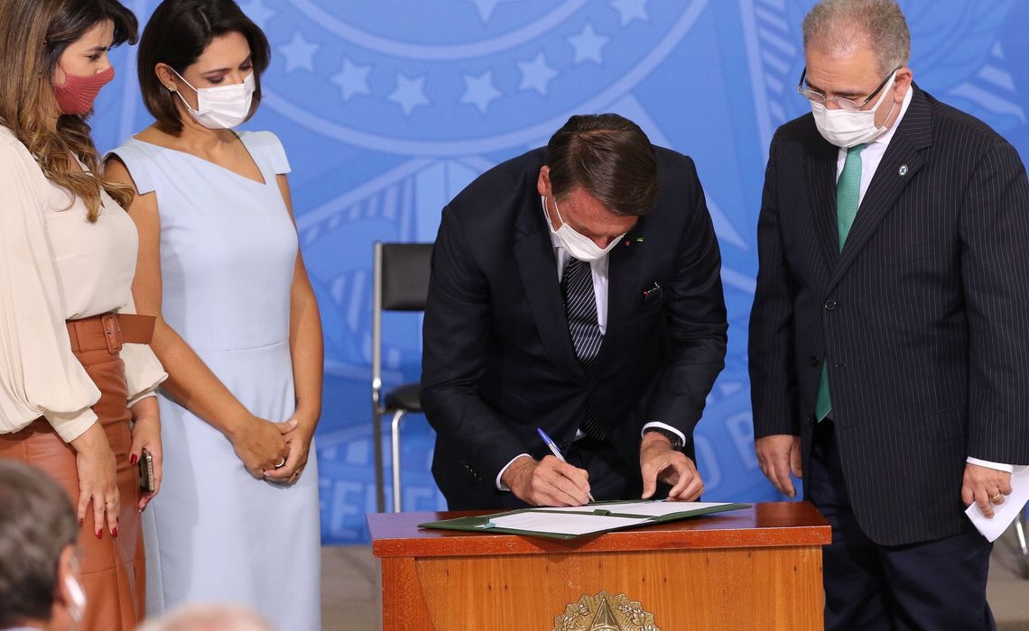 Bolsonaro sanciona lei que amplia o teste do pezinho no SUS