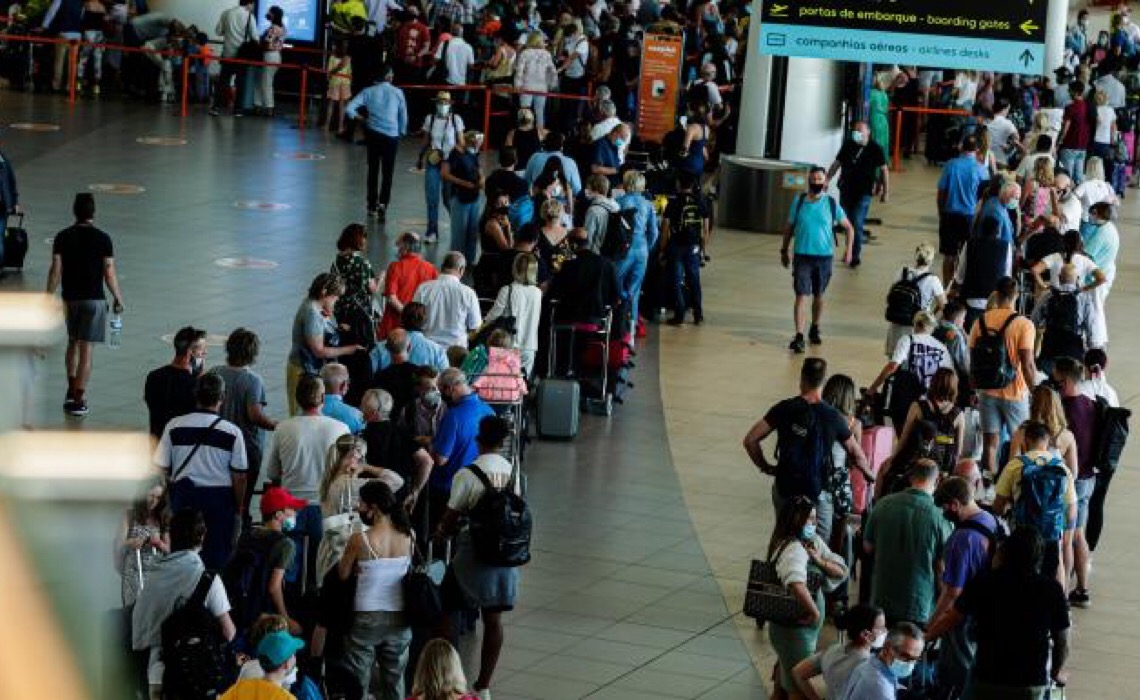 Portugal: Novas leis de confinamento britânicas criam caos no Aeroporto de Faro