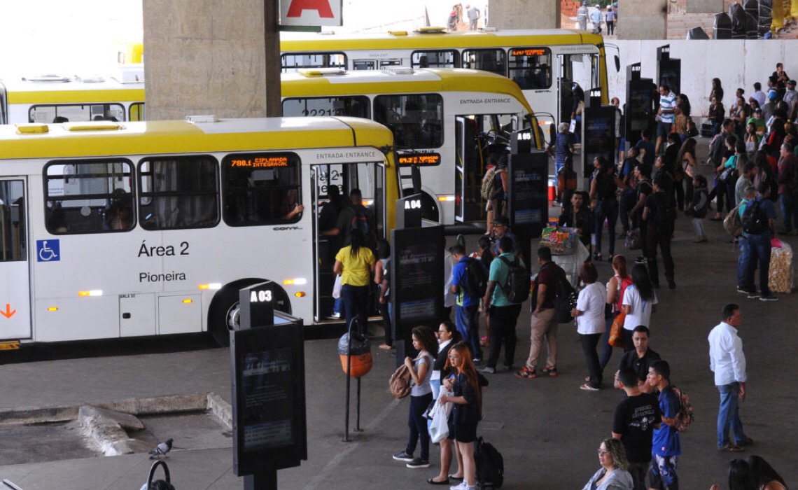 Empresas do DF terão que disponibilizar álcool gel nos ônibus