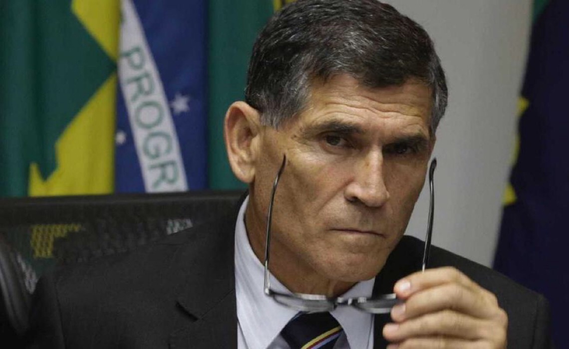 Santos Cruz pede investigação sobre conversa imprópria de Wajngarten com Allan dos Santos