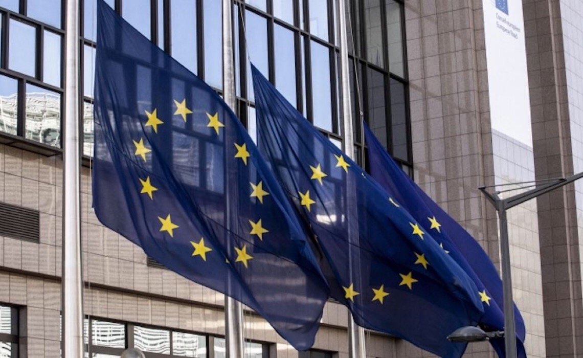 UE suspende restrições à entrada de viajantes dos EUA, ante redução da Covid-19