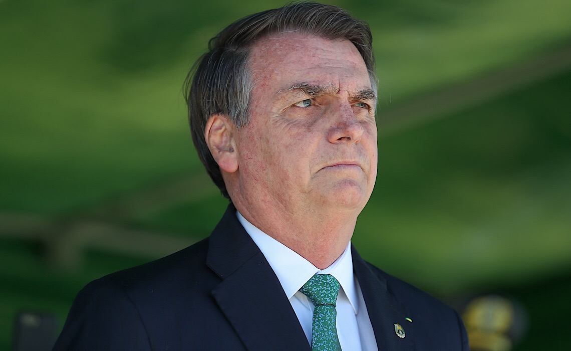Bolsonaro tira a máscara e manda jornalista calar a boca durante entrevista em SP